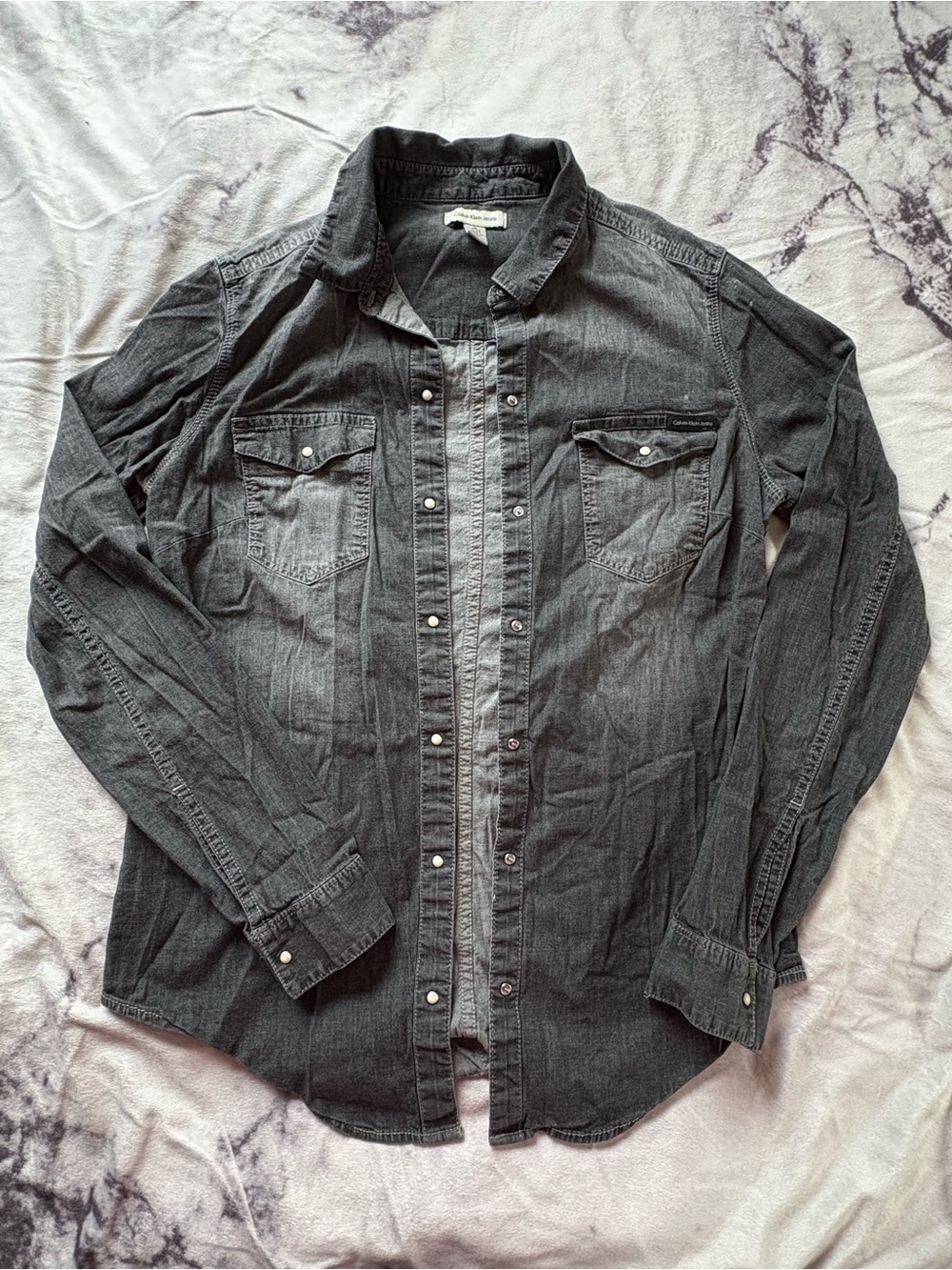 Calvin Klein Jeans Women’s Dark Gray Distressed Washed Denim Shirt Size S